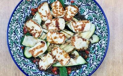 Salade de lentilles aux herbes, courgettes et halloumi